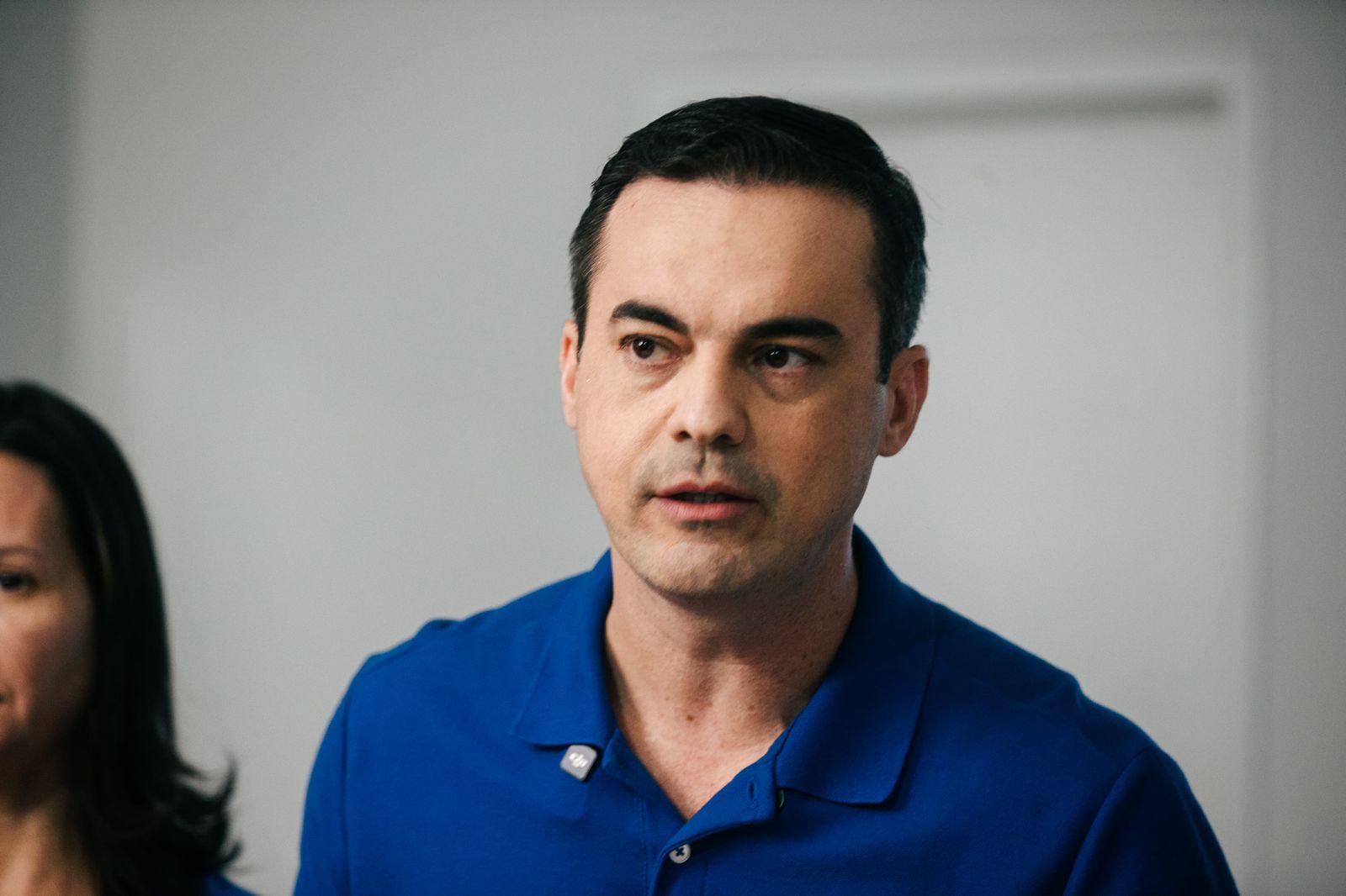 Capitão Wagner é um homem branco de cabelo preto curto. Na foto, ele está de camisa polo azul