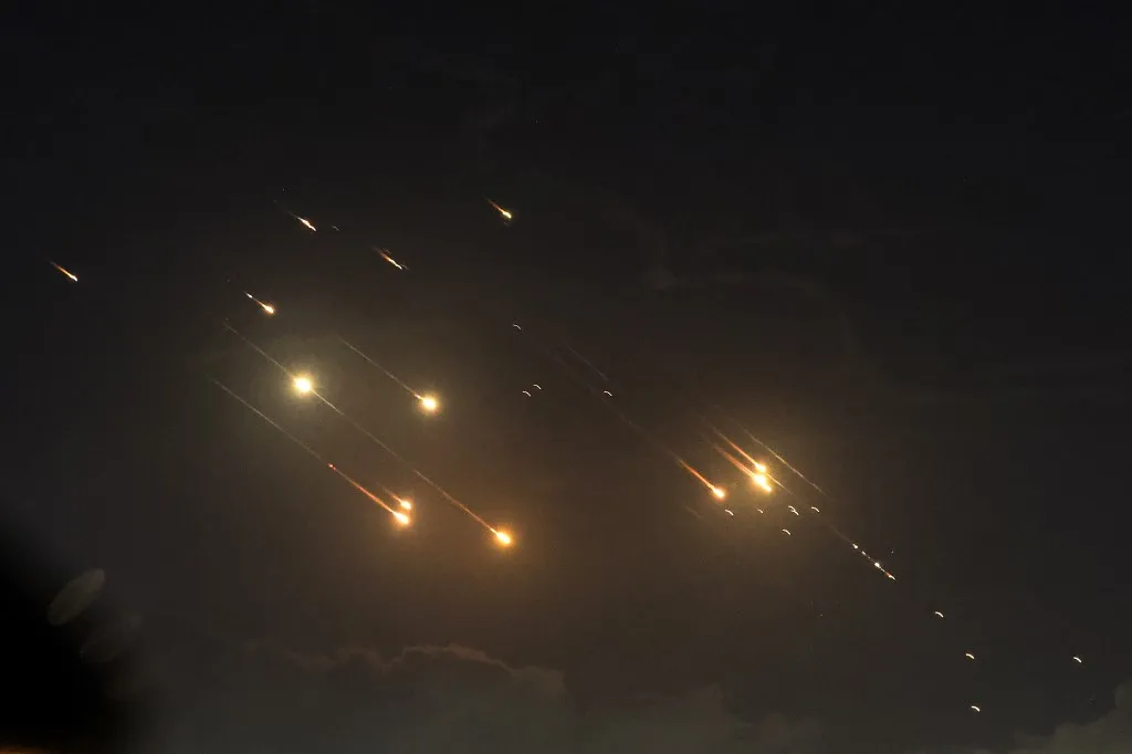 A imagem mostra projéteis sendo interceptados por Israel perto da cidade de Baqa al-Gharbiya, no norte, nesta terça-feira (1º)
