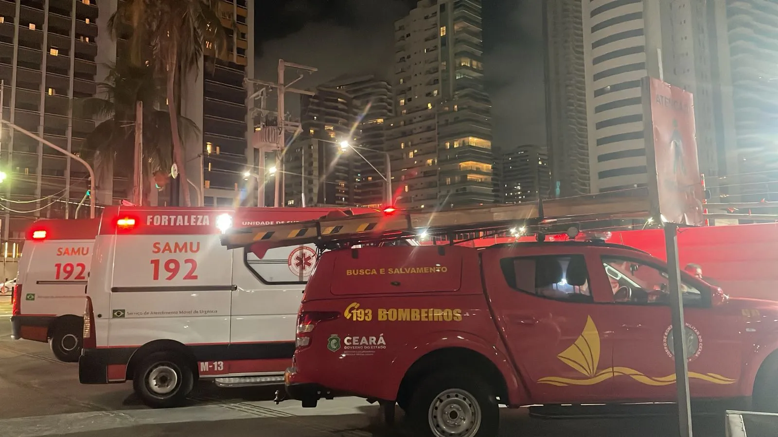 Bombeiros e Samu atuam no local para prestar socorro a funcionários feridos