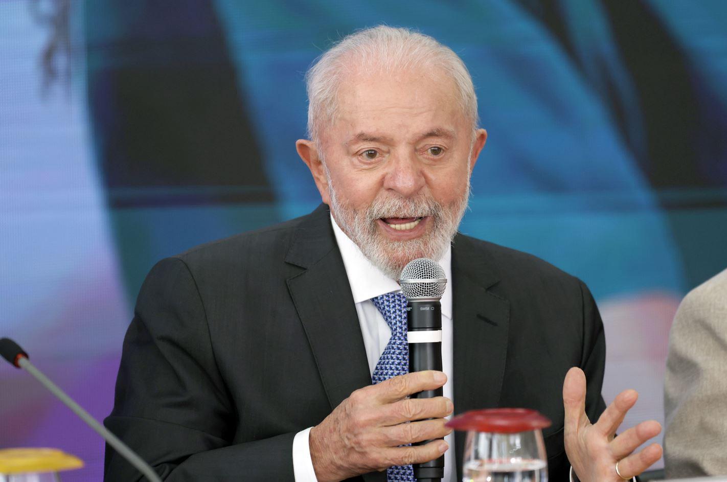 Lula em avião no México