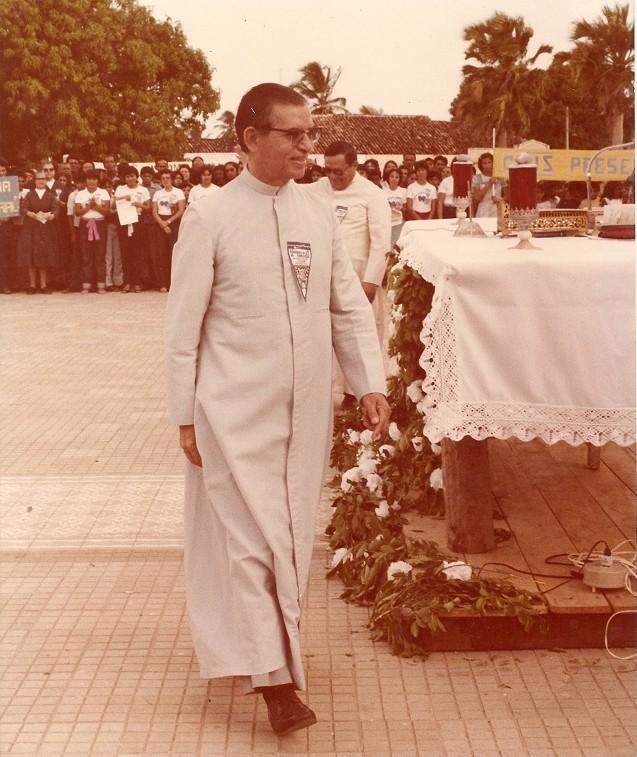 Foto antiga de Dom Edmilson de batina em celebração ao ar livre