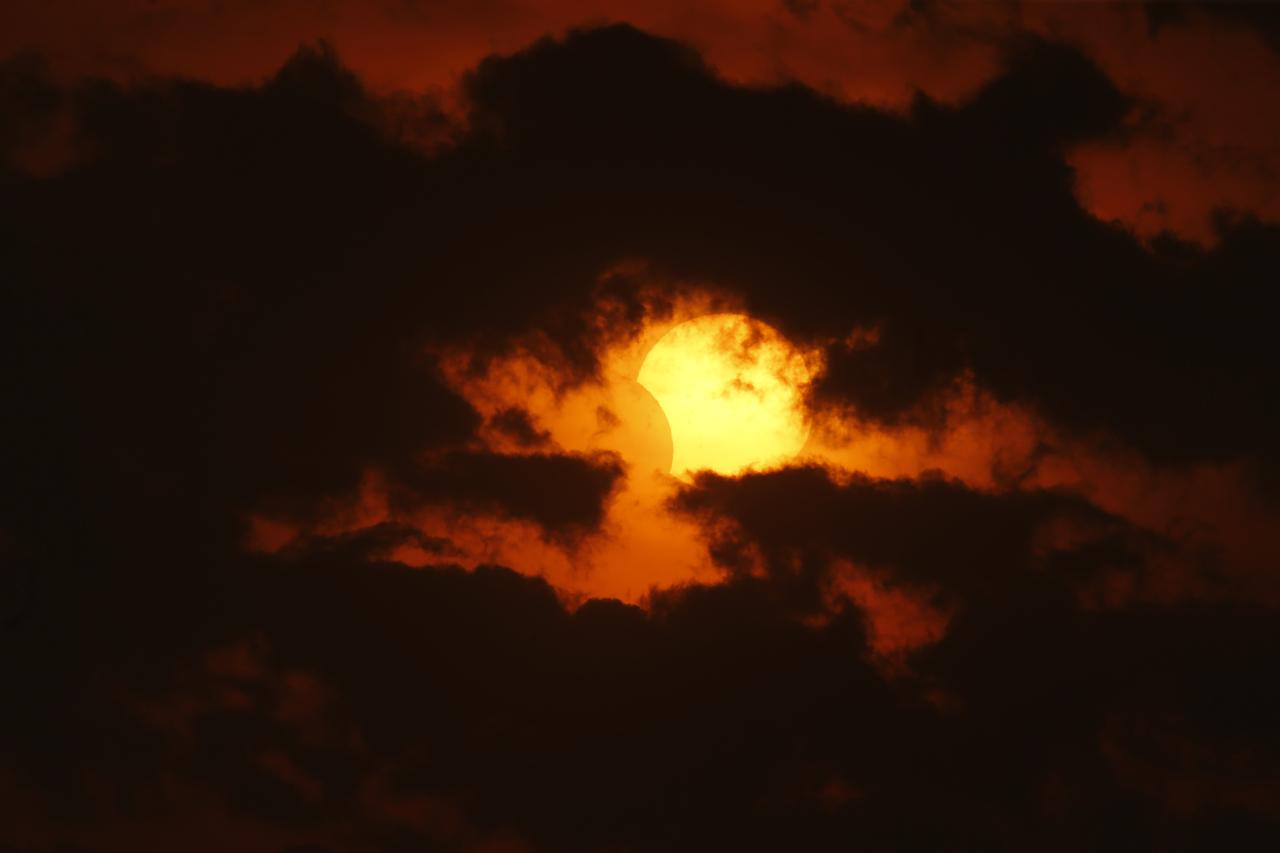 São Paulo (SP), 02/10/2024 - Eclipse parcial do Sol visto desde a Praça do Por do Sol