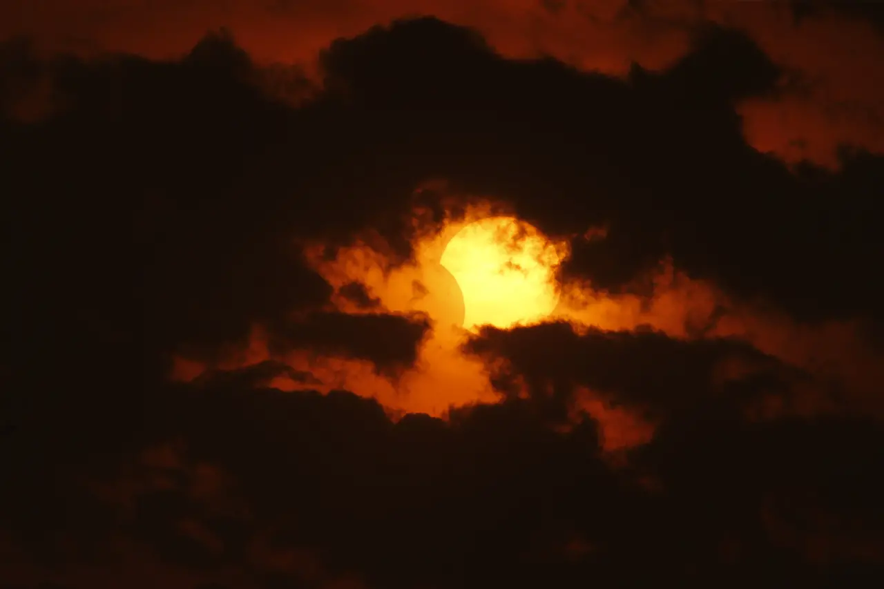 São Paulo (SP), 02/10/2024 - Eclipse parcial do Sol visto desde a Praça do Por do Sol