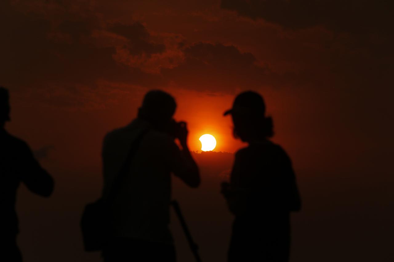 São Paulo (SP), 02/10/2024 - Eclipse parcial do Sol visto desde a Praça do Por do Sol