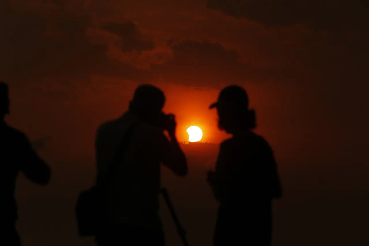 São Paulo (SP), 02/10/2024 - Eclipse parcial do Sol visto desde a Praça do Por do Sol