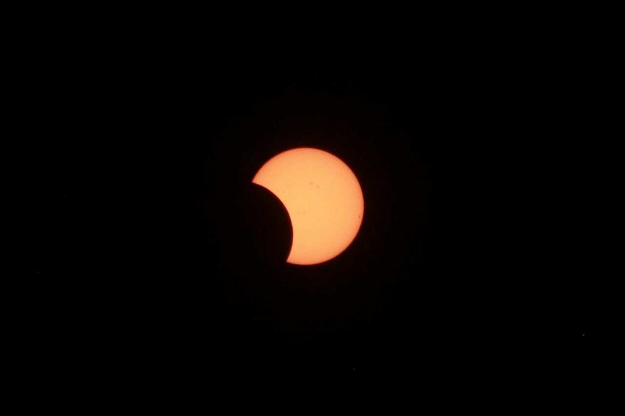 Vista parcial do eclipse solar em Buenos Aires, tirado em 2 de outubro de 2024