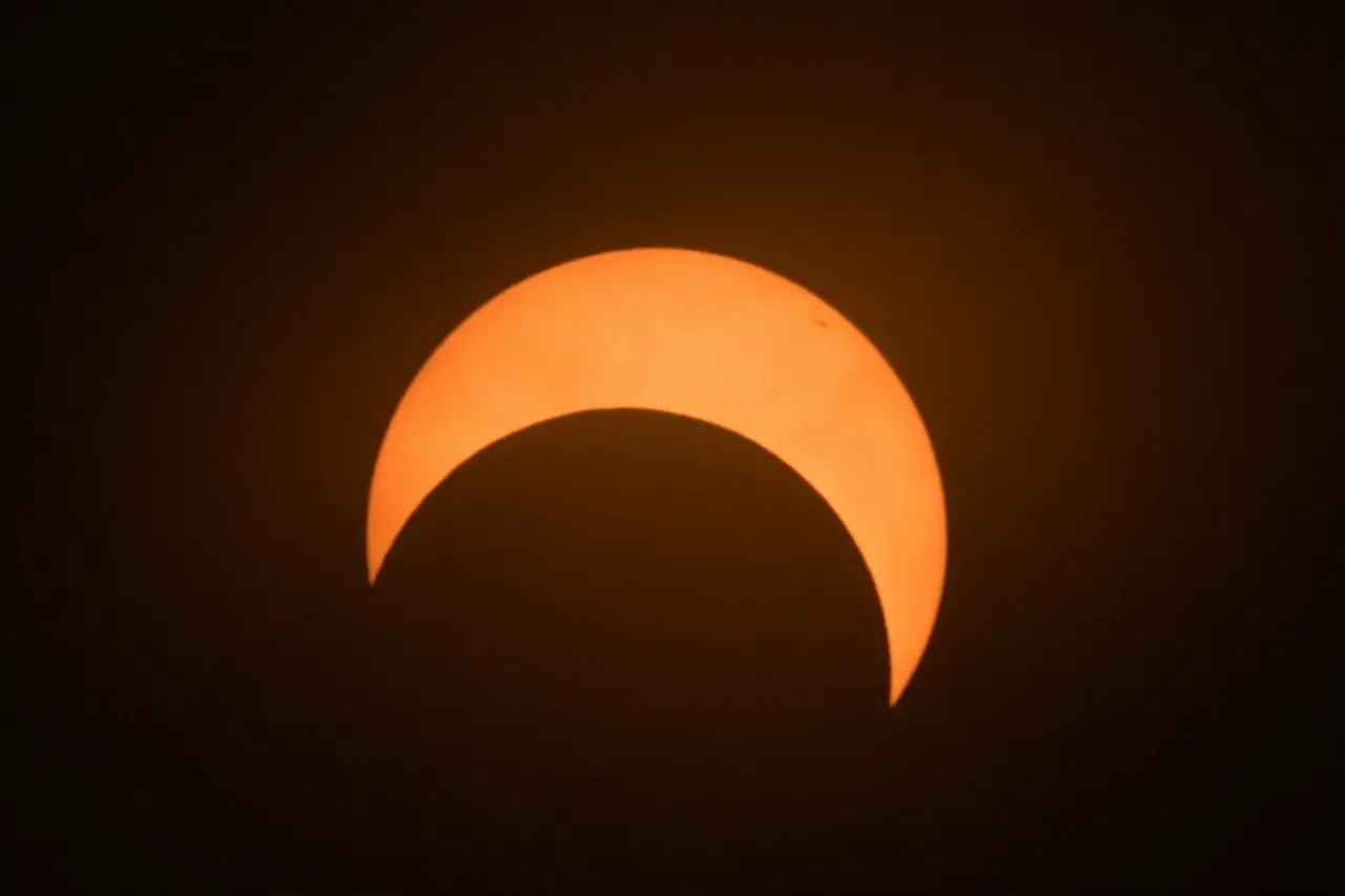 Vista parcial do eclipse solar anular em Puerto San Julian, província de Santa Cruz, Argentina, tirada em 2 de outubro de 2024