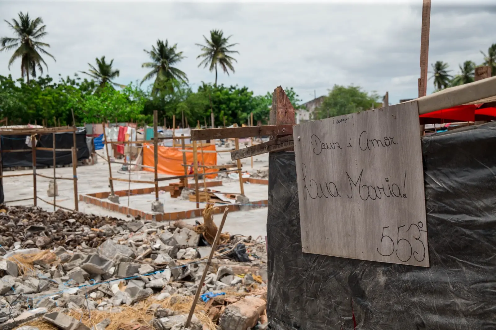 Barracos e ruínas na ocupação Deus é Amor, em Fortaleza