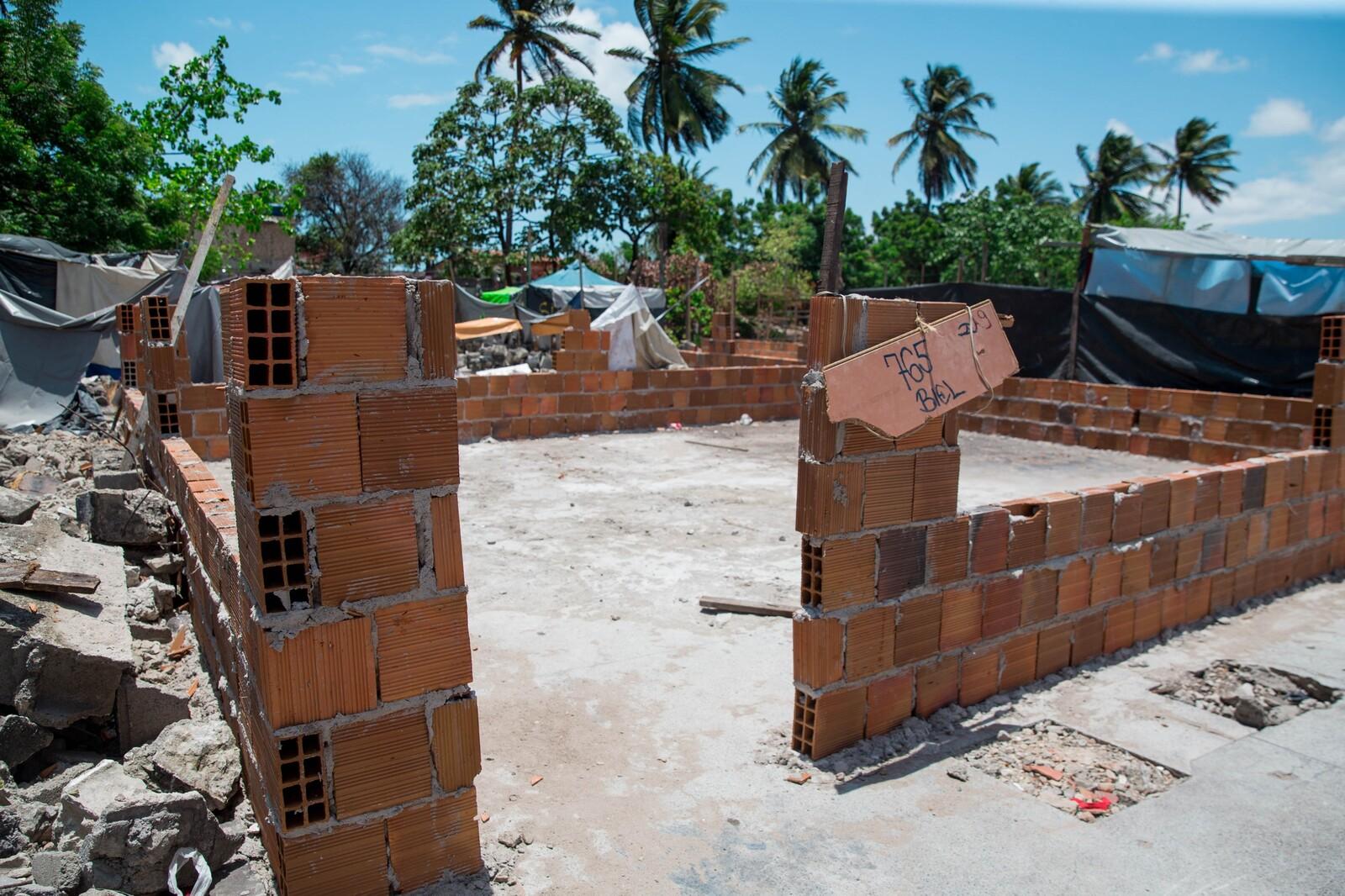 Tijolos empilhados mostram início de construção de casa na ocupação