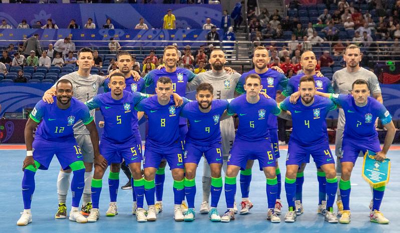 imagem mostra jogadores de futsal