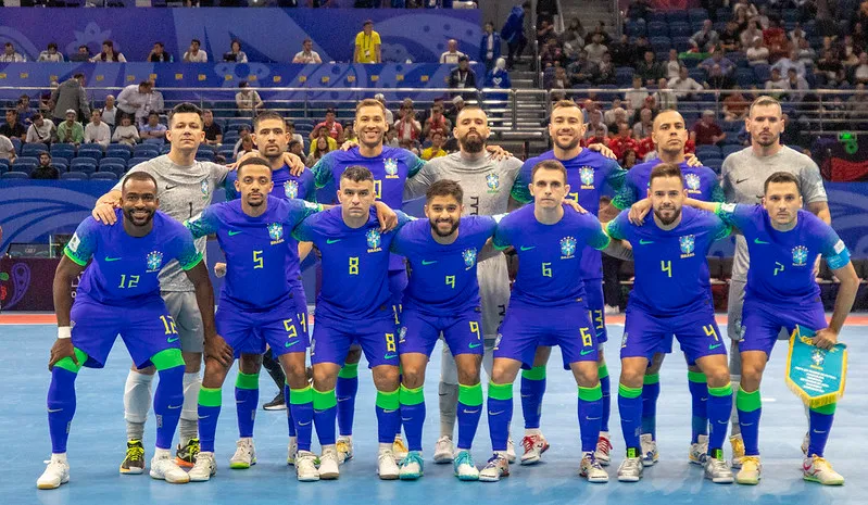 Brasil enfrenta a Argentina na final da Copa do Mundo de futsal.