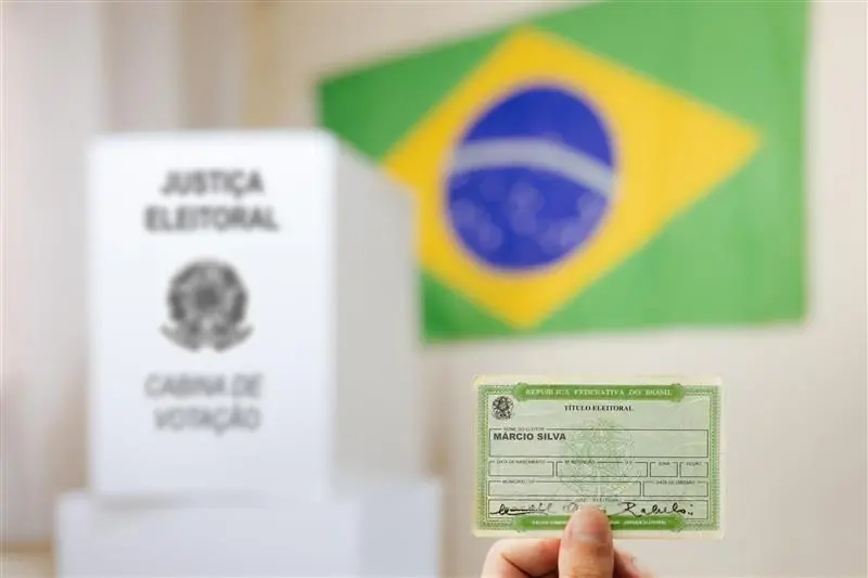 Eleitores brasileiros votam para eleger prefeitos e vereadores em 2024