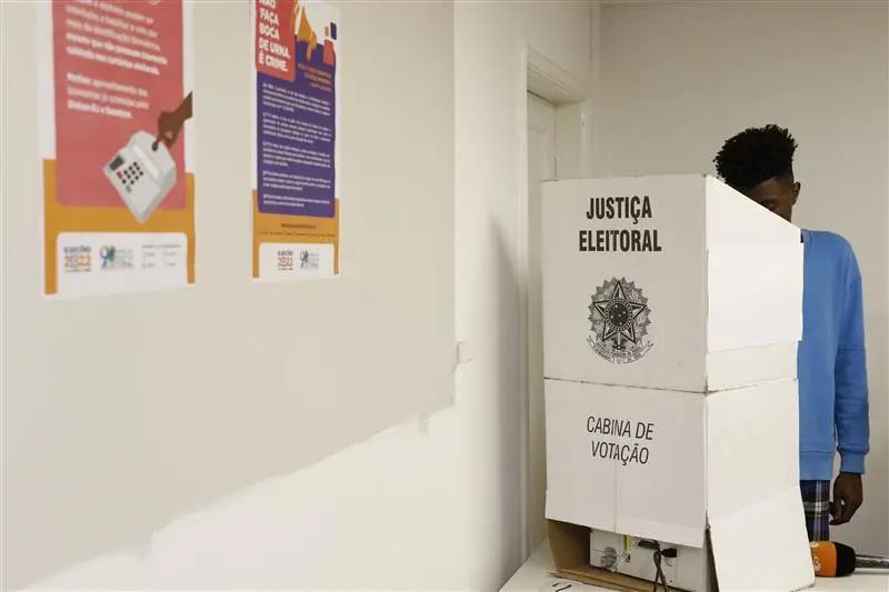 Eleitores brasileiros votam para eleger prefeitos e vereadores em 2024