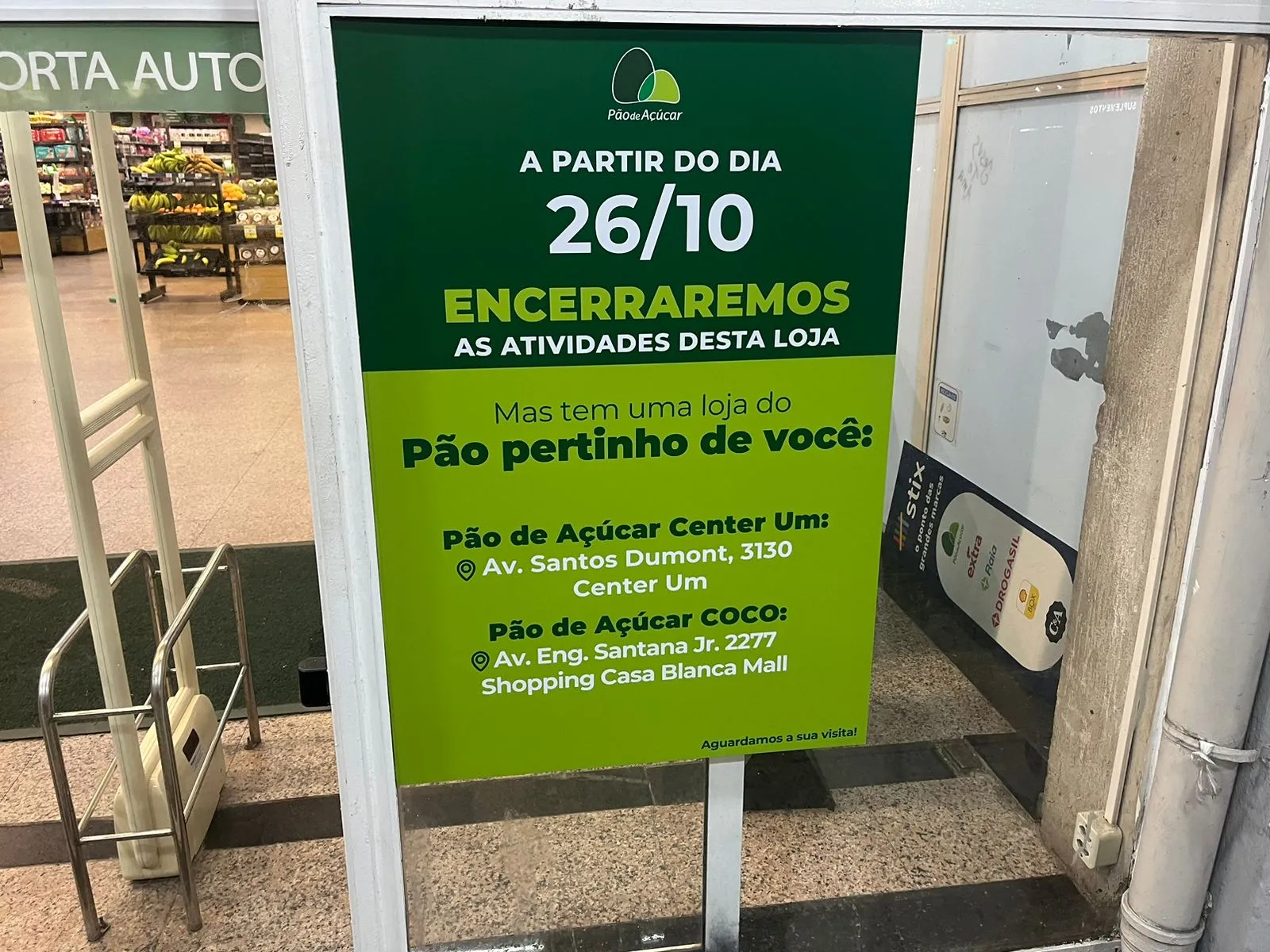 Aviso de encerramento da loja do Pão de Açúcar da avenida Virgílio Távora. Unidade é a primeira da marca Pão de Açúcar a fechar as portas em 2024