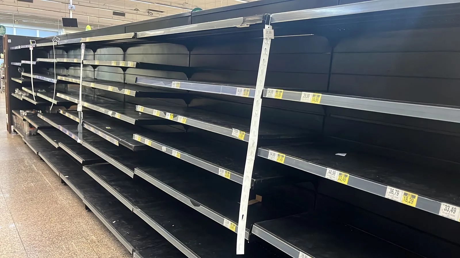 Prateleiras esvaziadas no Pão de Açúcar da avenida Virgílio Távora. Funcionários afirmam que não haverá reposição de produtos
