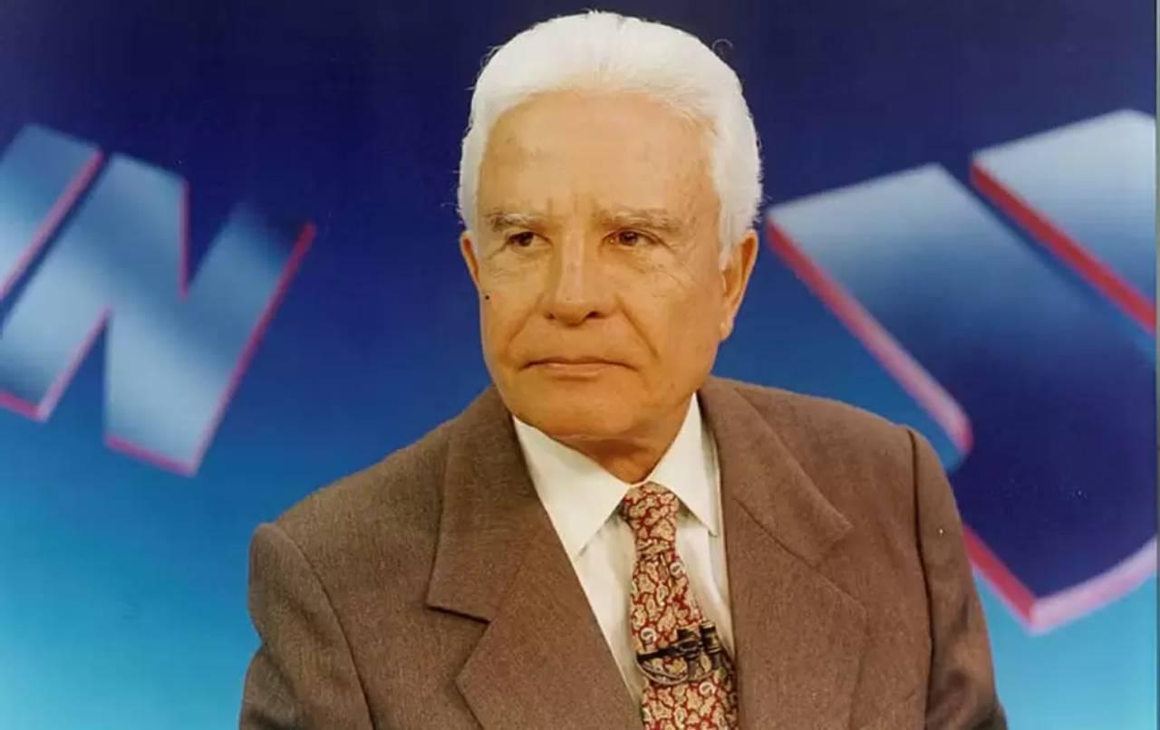 Cid Moreira, ex-apresentador do Jornal Nacional, no estúdio do telejornal