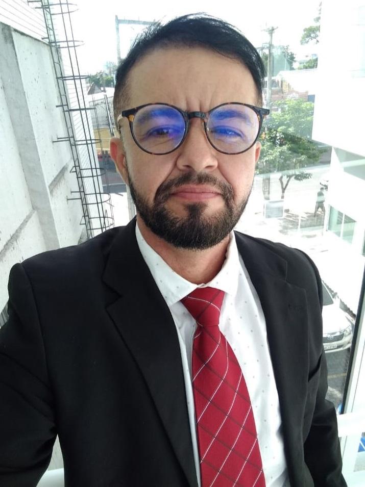 Foto de advogado homem trans cearense Roberto Lima