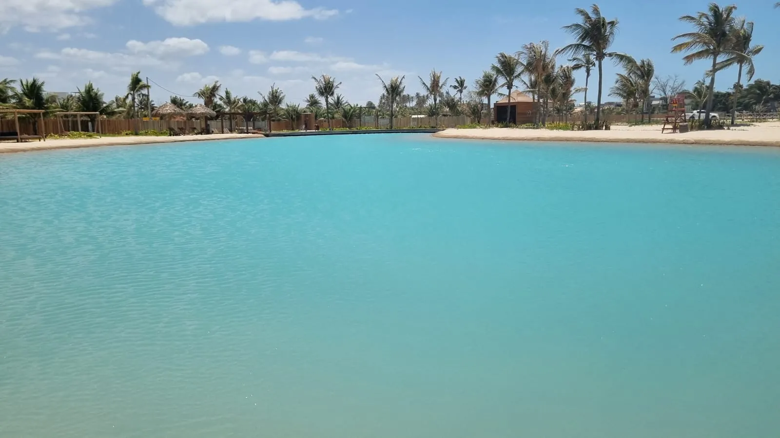 Lagoa foi projetada para ser o cartão de boas-vindas do clube, com água azul-turquesa e sistema de filtragem trazido de Dubai