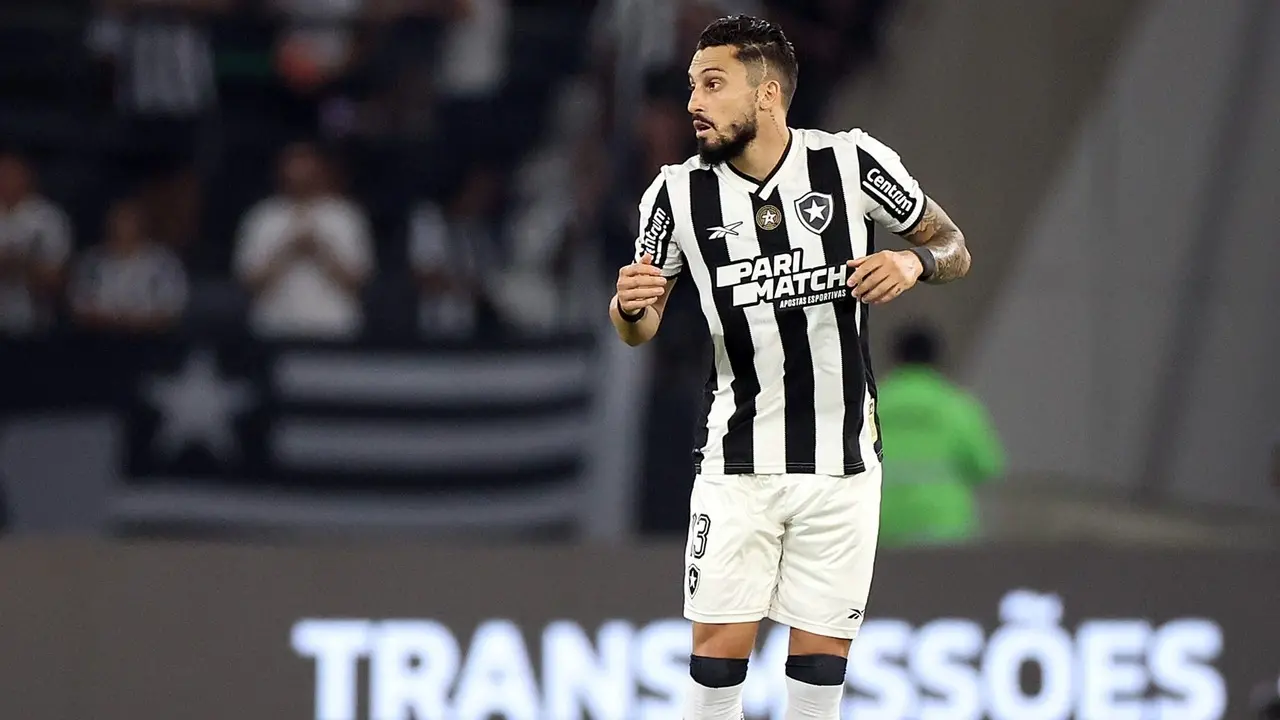 Alex Telles em ação pelo Botafogo