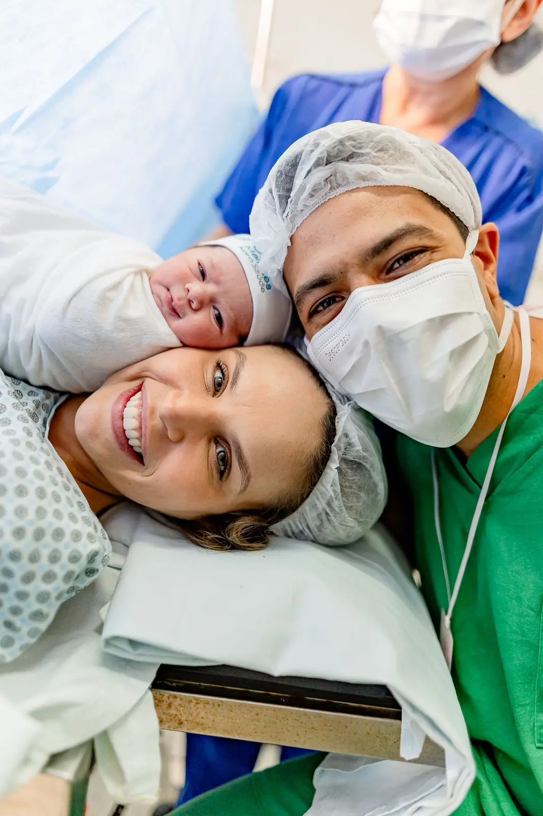 Gabriella Aguiar e seu marido, Cláudio Leite, acompanhados da filha recém-nascida