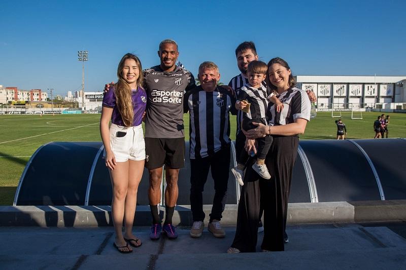 imagem mostra jogador de futebol e família