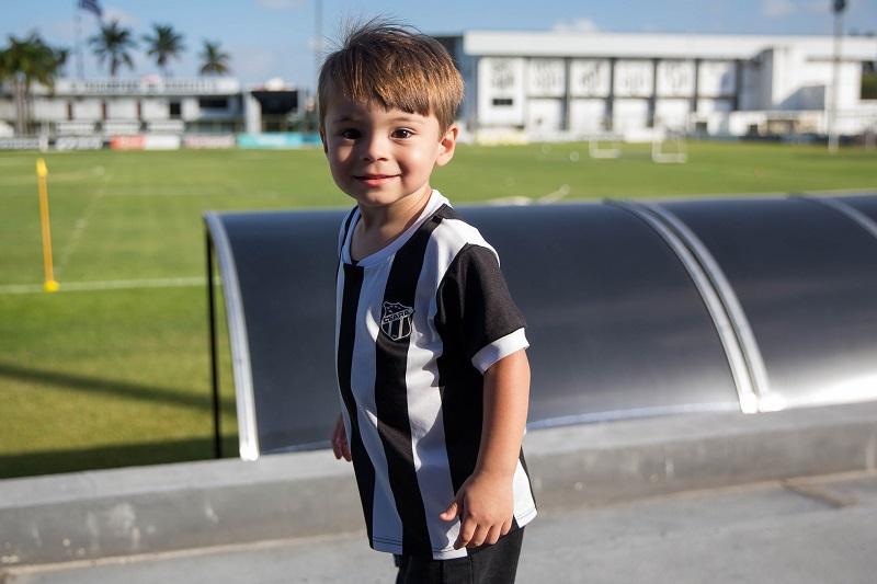 imagem mostra criança com uniforme do ceará