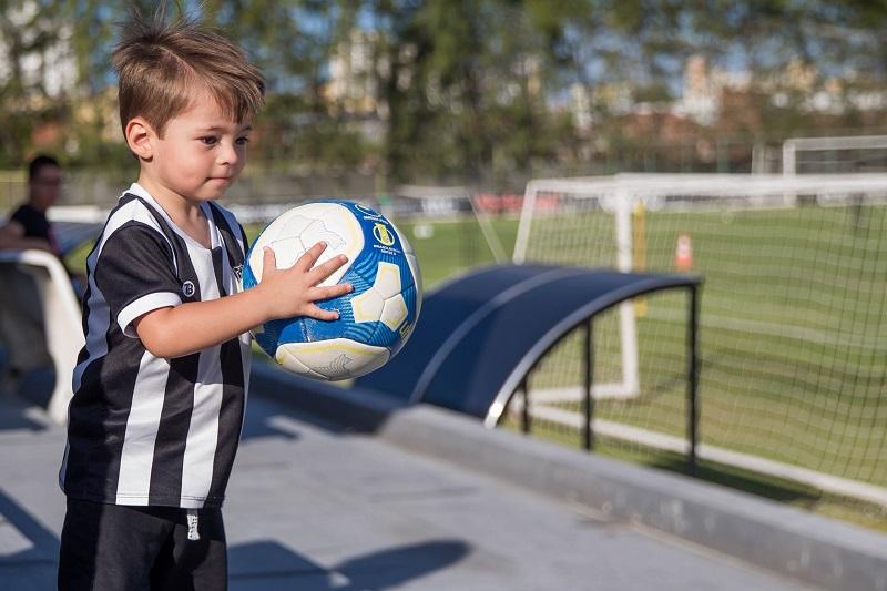 imagem mostra criança com bola