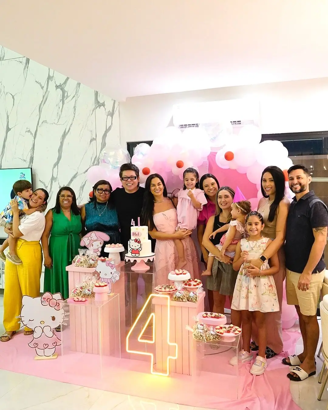 Foto de Pâmella Holanda e DJ Ivis com a filha do ex-casal no aniversário dela