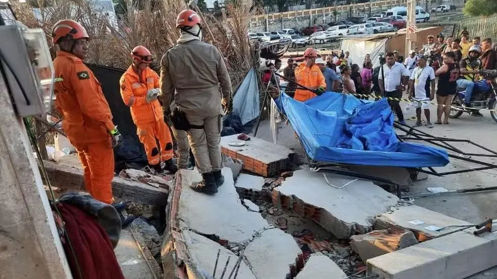 Ônibus colidiu com barraca e derrubou muro sobre as vítimas, em Canindé