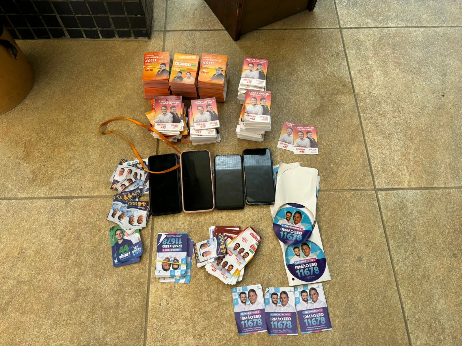 Grupo foi detido com centenas de 'santinhos' em uma abordagem da Polícia Militar na Avenida Bernardo Manoel, em Fortaleza