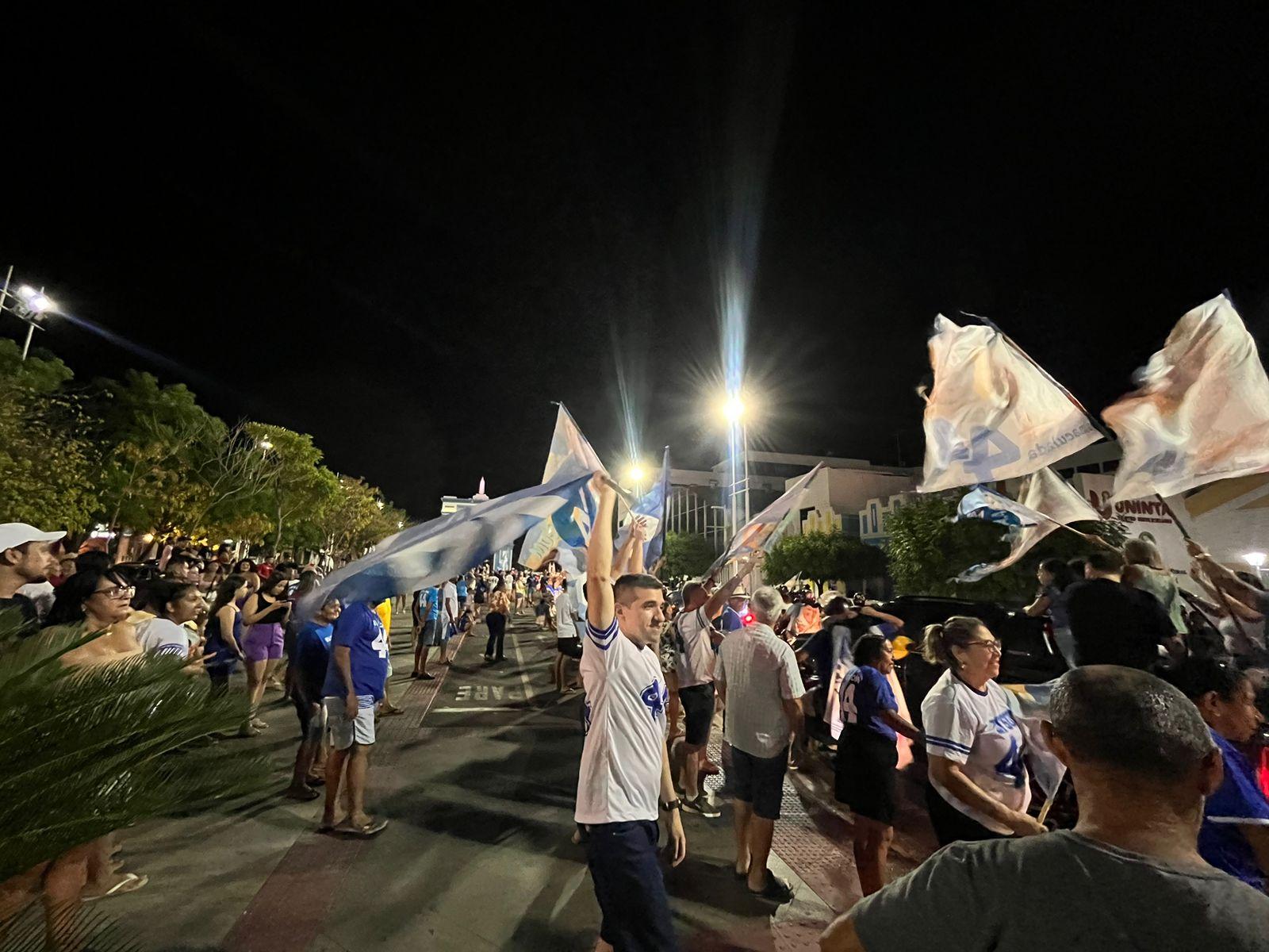 Militância comemora vitória de Oscar Rodrigues em Sobral