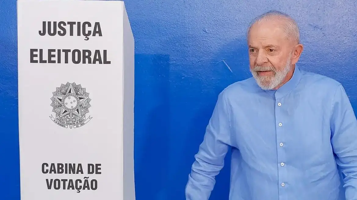 Lula votou em São Bernardo do Campo (SP) e pediu aos eleitores que votassem nos candidatos do PT