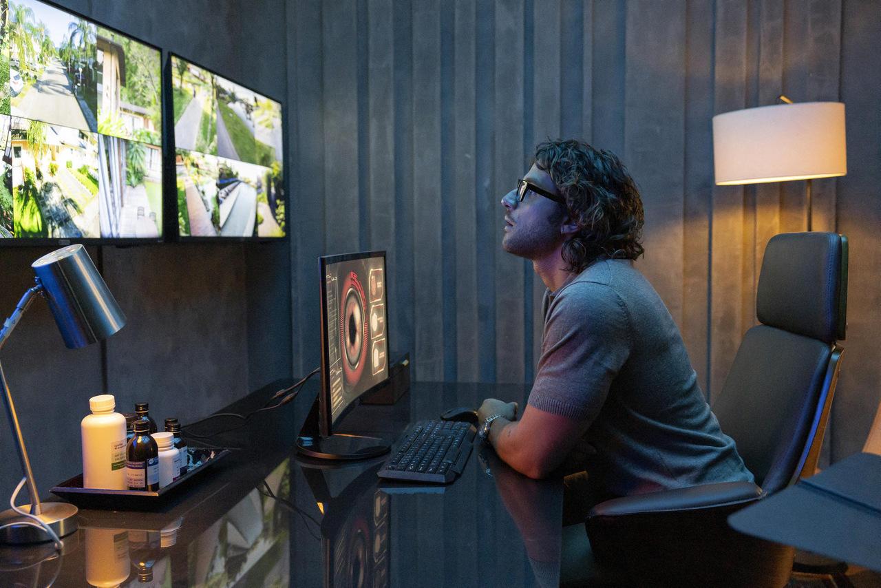 Mavi em sala de monitoramento do resort Albacoa