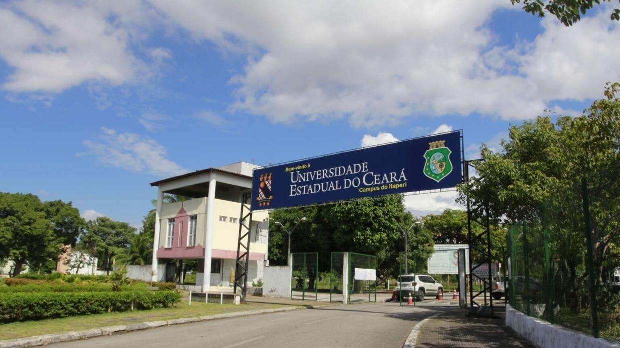 Fachada da Uece no campus do Itapery