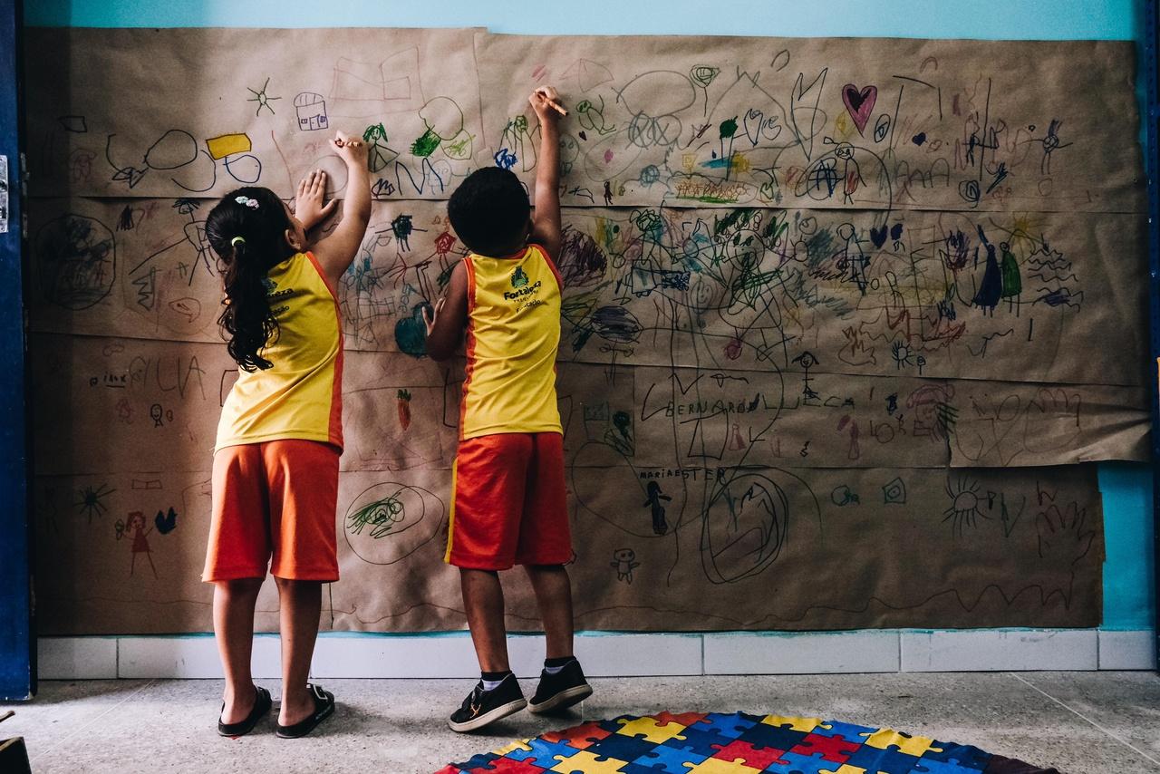 Alunos produzem atividades que são expostas na escola