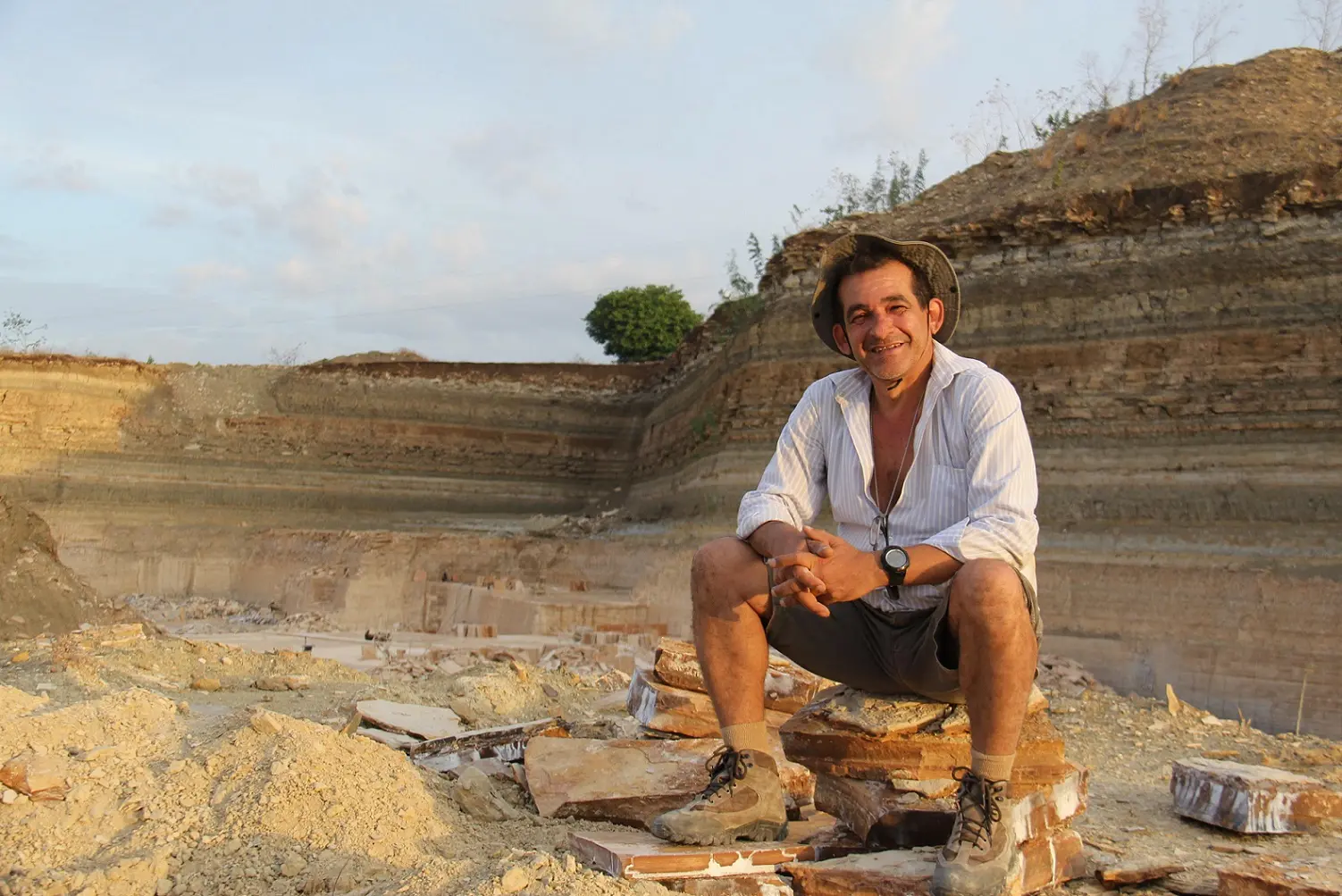 Foto do professor Álamo em escavação no Cariri