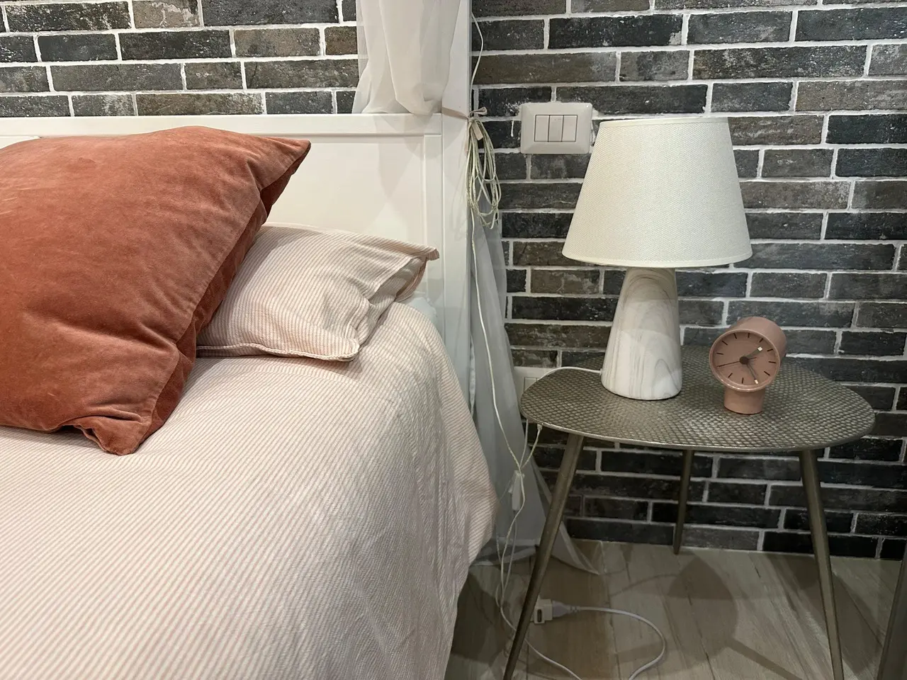 O acolhimento nos detalhes do quarto e destaque para os pontos de iluminação