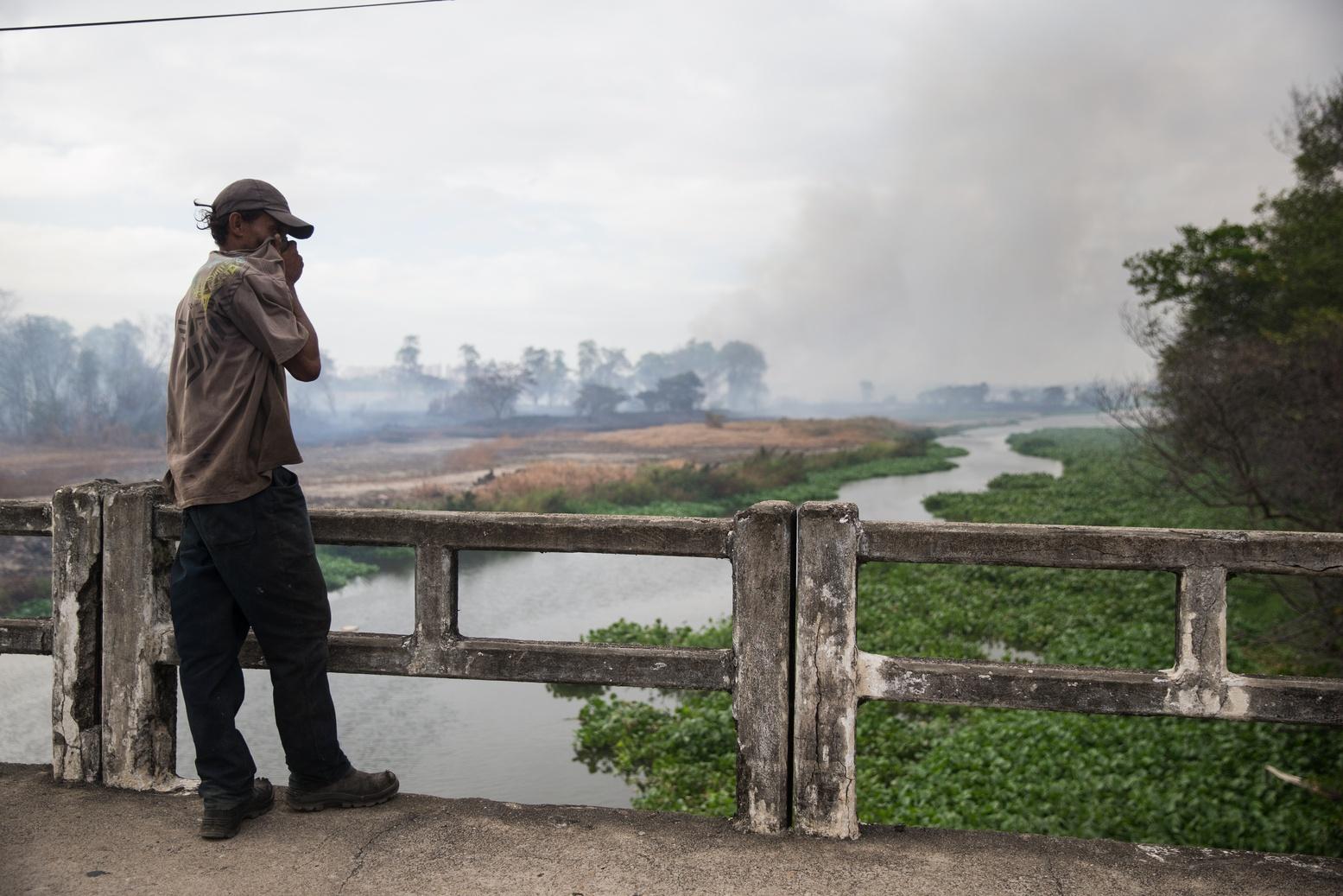 Homem tampa nariz diante de poluição por incêndio em Fortaleza em 2021