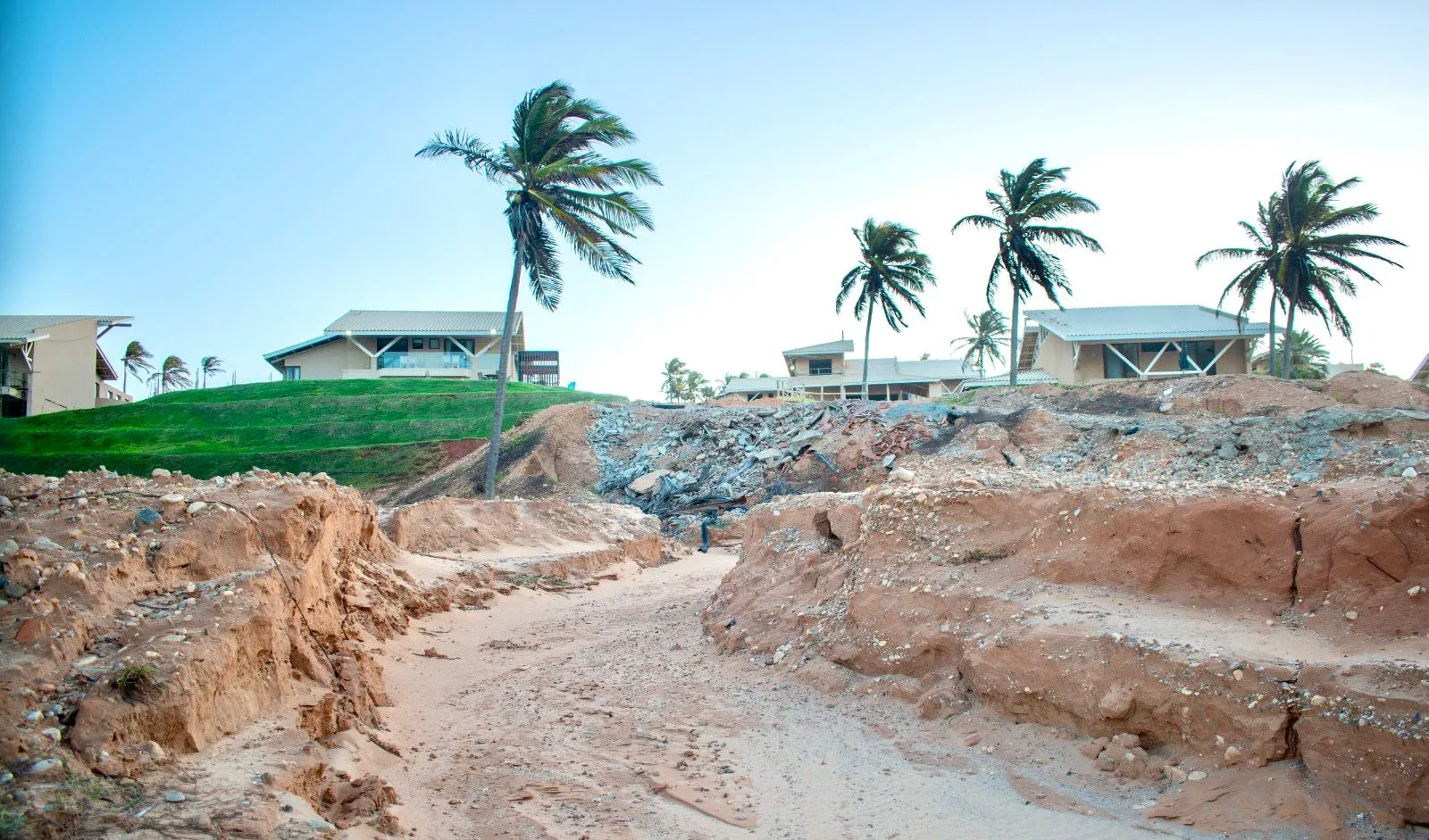 Da beira da praia empreendimento parece ser um grande canteiro de obras abandonado