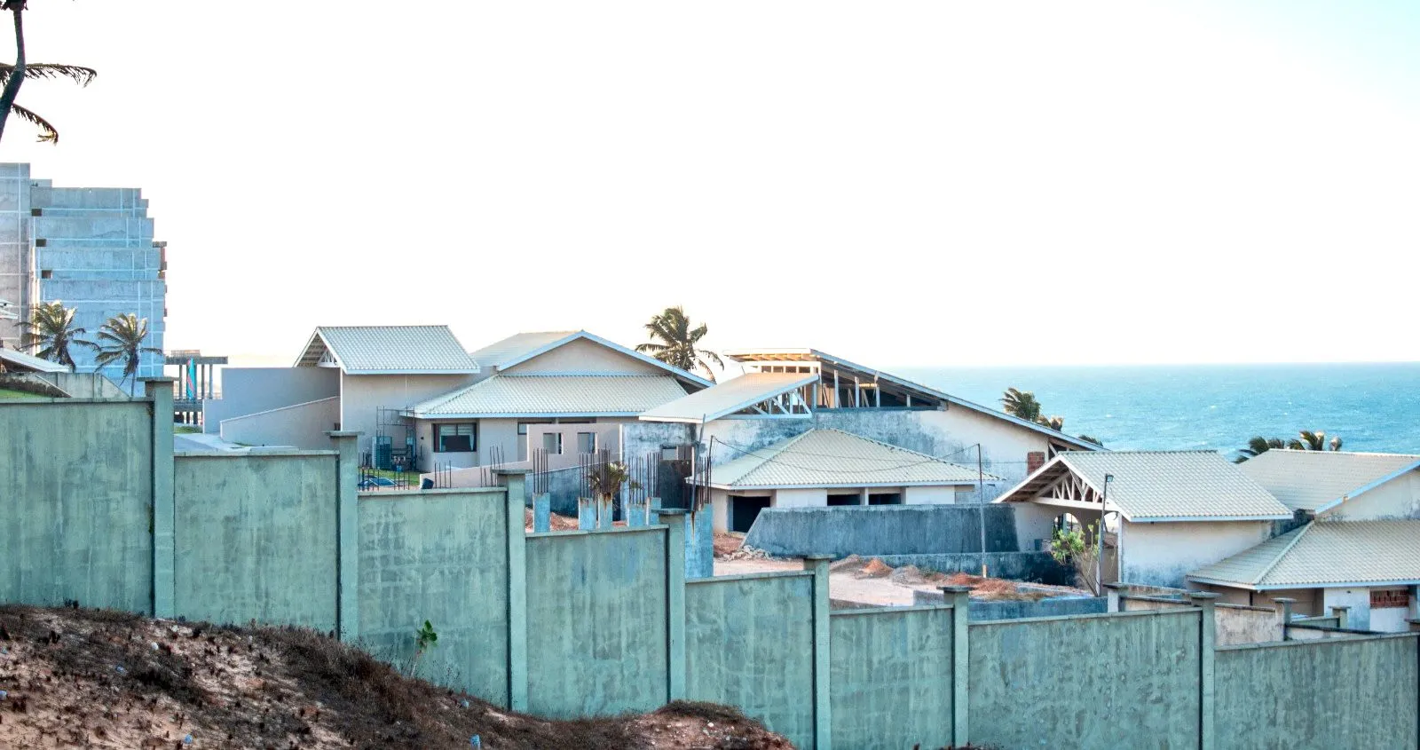 Casas iniciadas podem ser vistas de fora do empreendimento