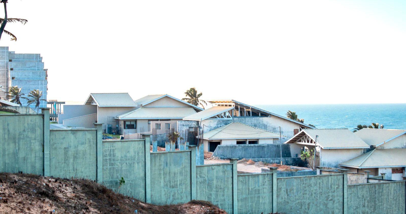 Casas iniciadas podem ser vistas de fora do empreendimento