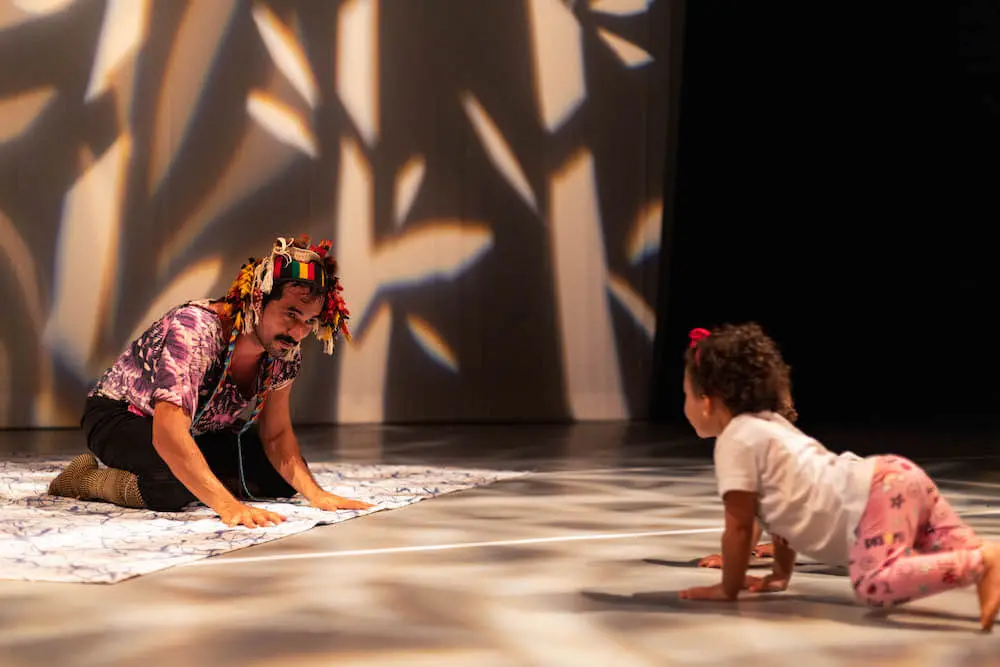 Atividades para bebês têm como foco a interação; na foto, o espetáculo 'Borboletário', do grupo Zepelim