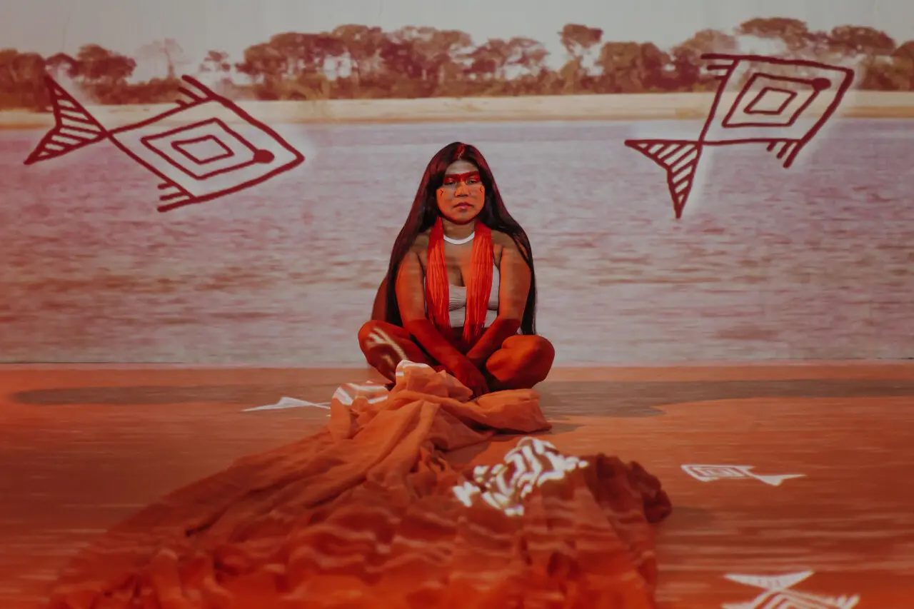 Atriz Jawi Kamayurá protagoniza espetáculo que resgata histórias ancestrais