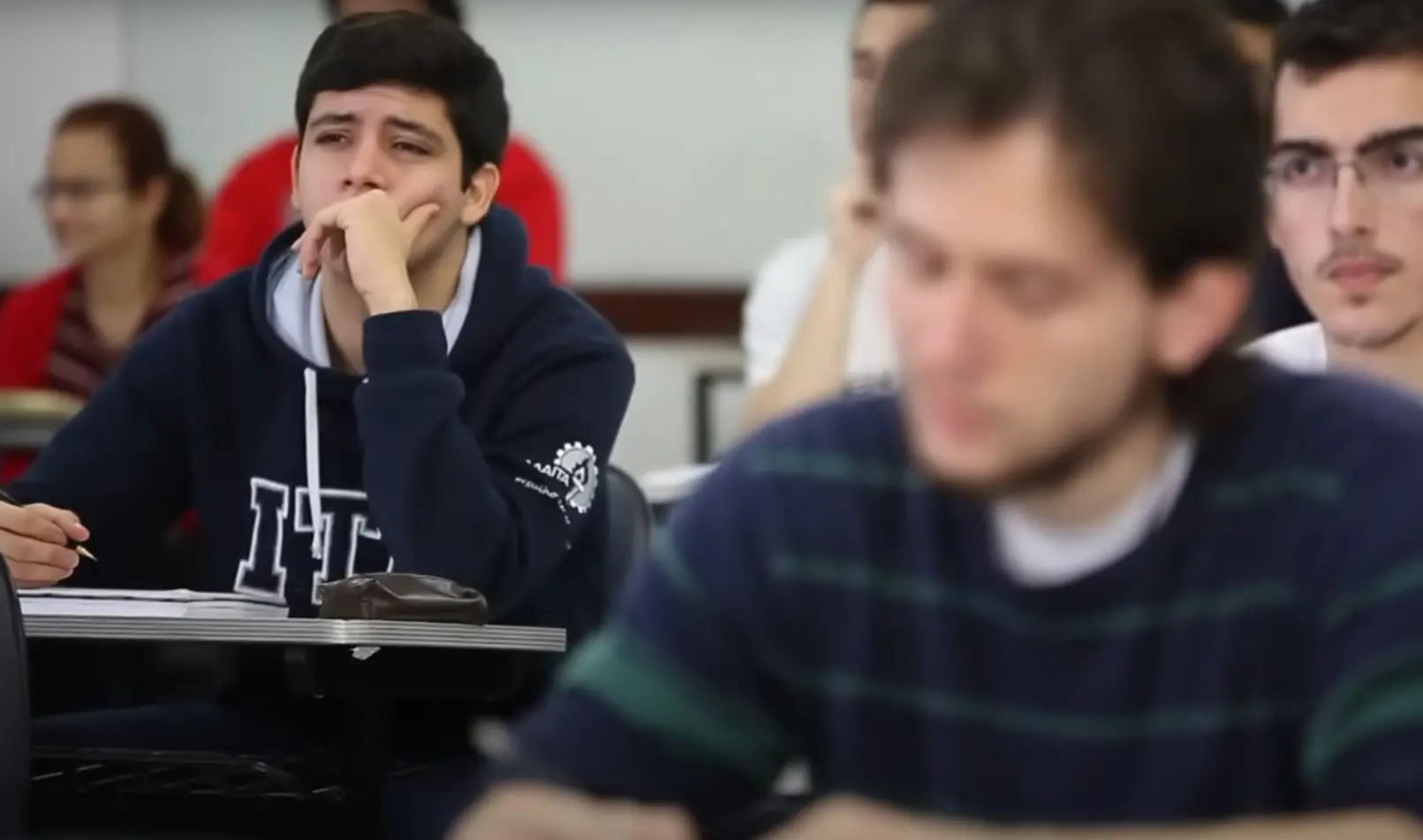 Alunos estudando em sala no ITA em São Paulo