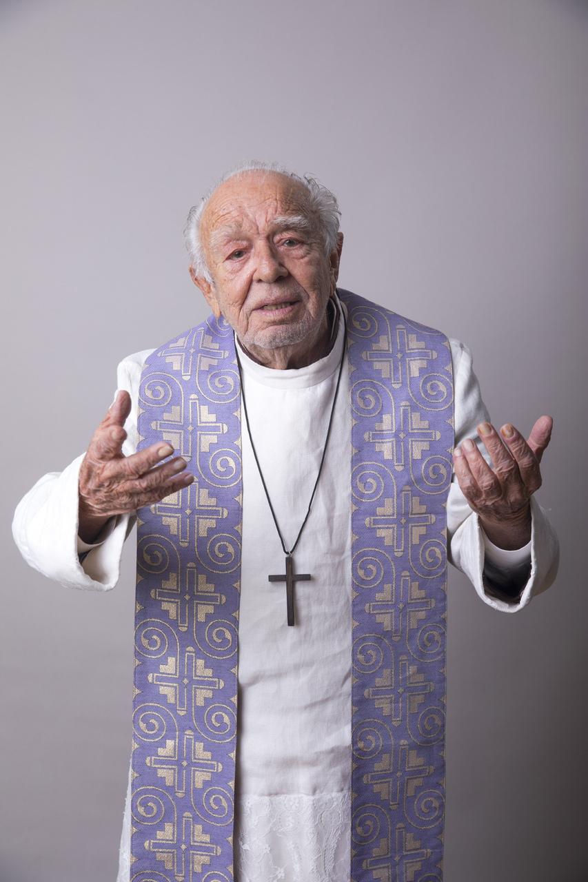 Emiliano Queiroz em foto com o figurino do personagem Padre Romeu, em novela da Globo 