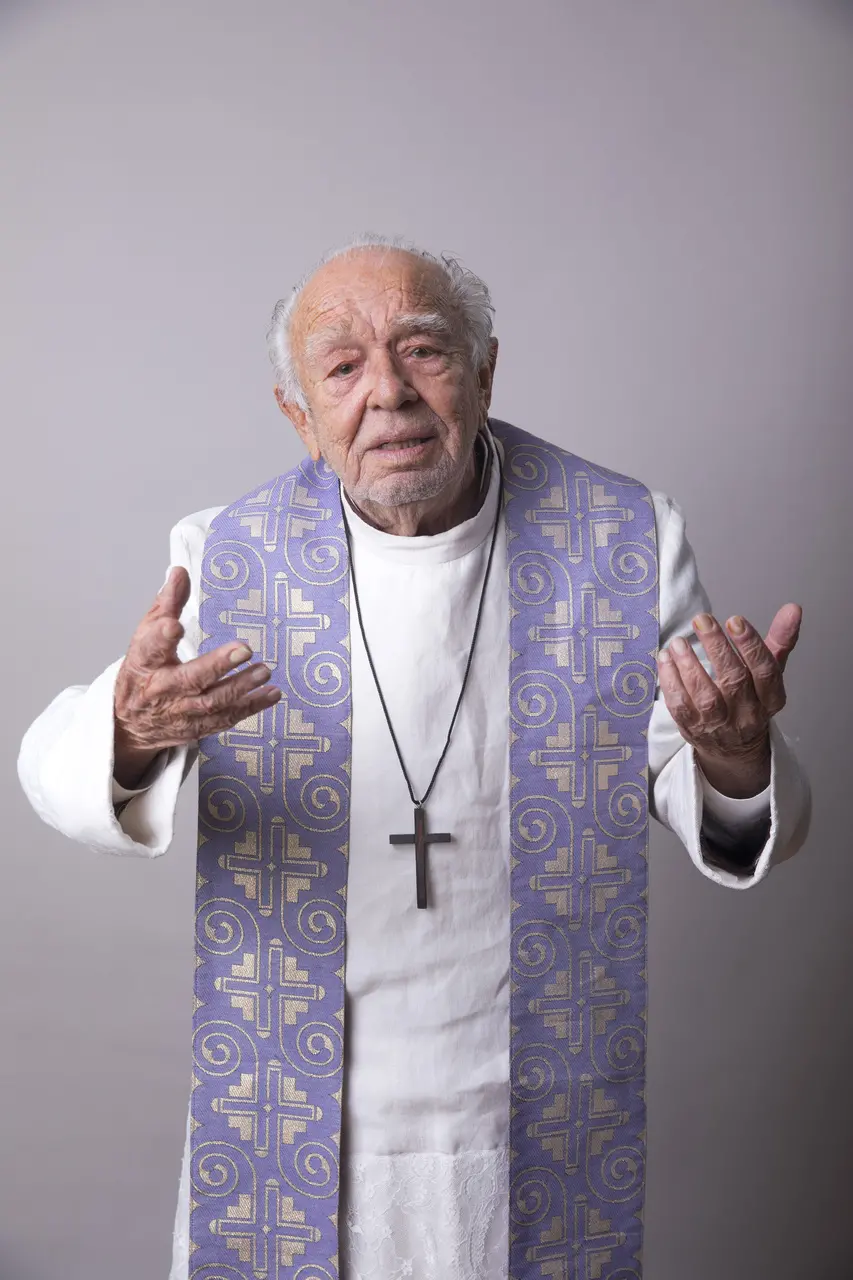 Emiliano Queiroz em foto com o figurino do personagem Padre Romeu, em novela da Globo 