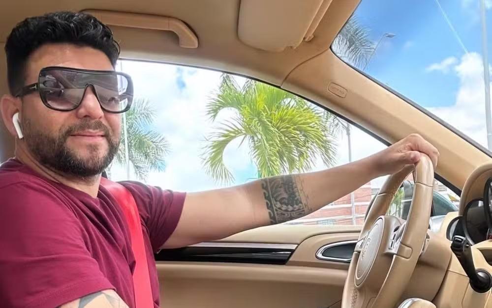 Fernando Alves Souza Coelho, de 39 anos, era um homem branco de cabelo preto e barba bem feita. Na foto, ele está em seu carro dirigindo