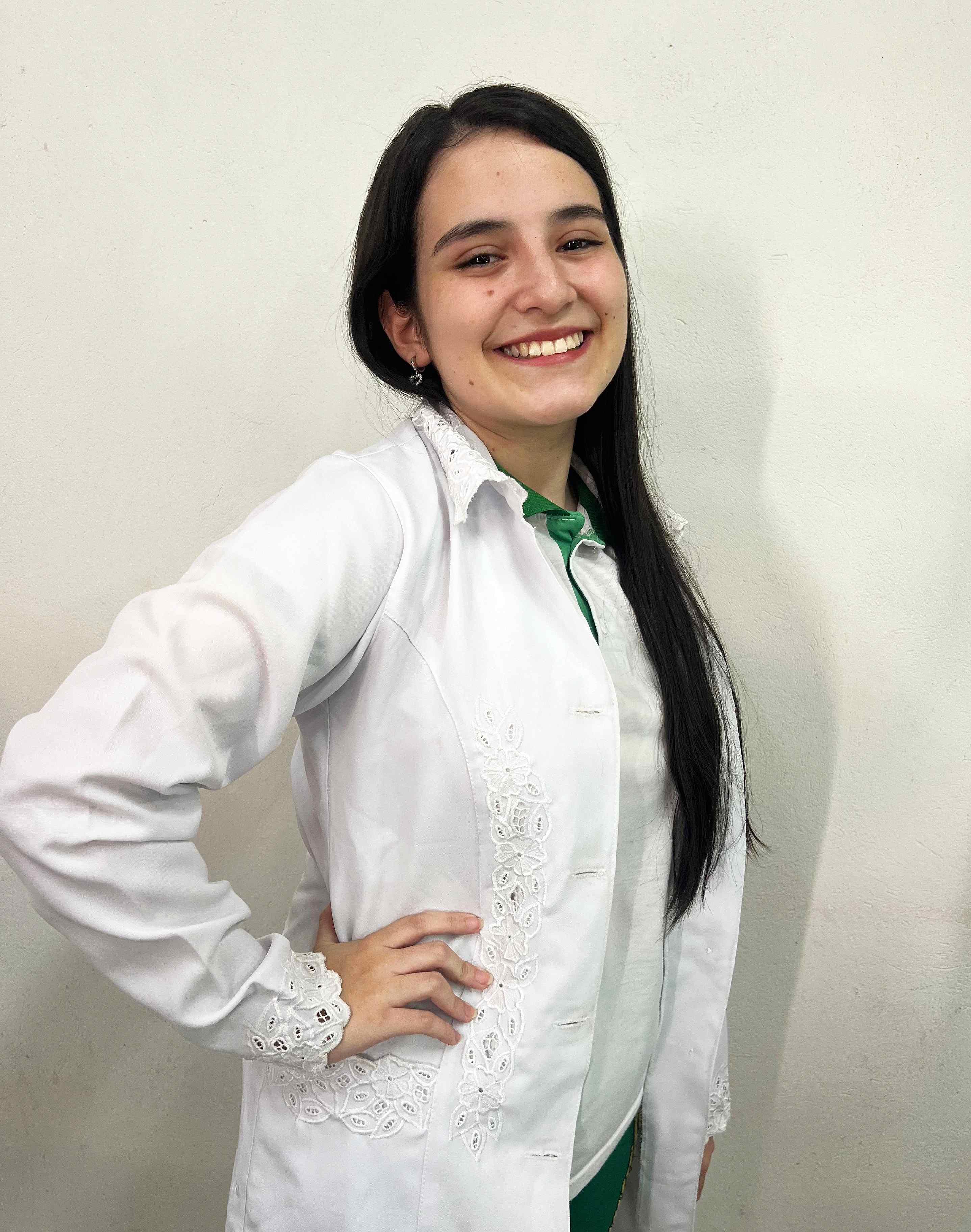 Estudante Myrian de jaleco