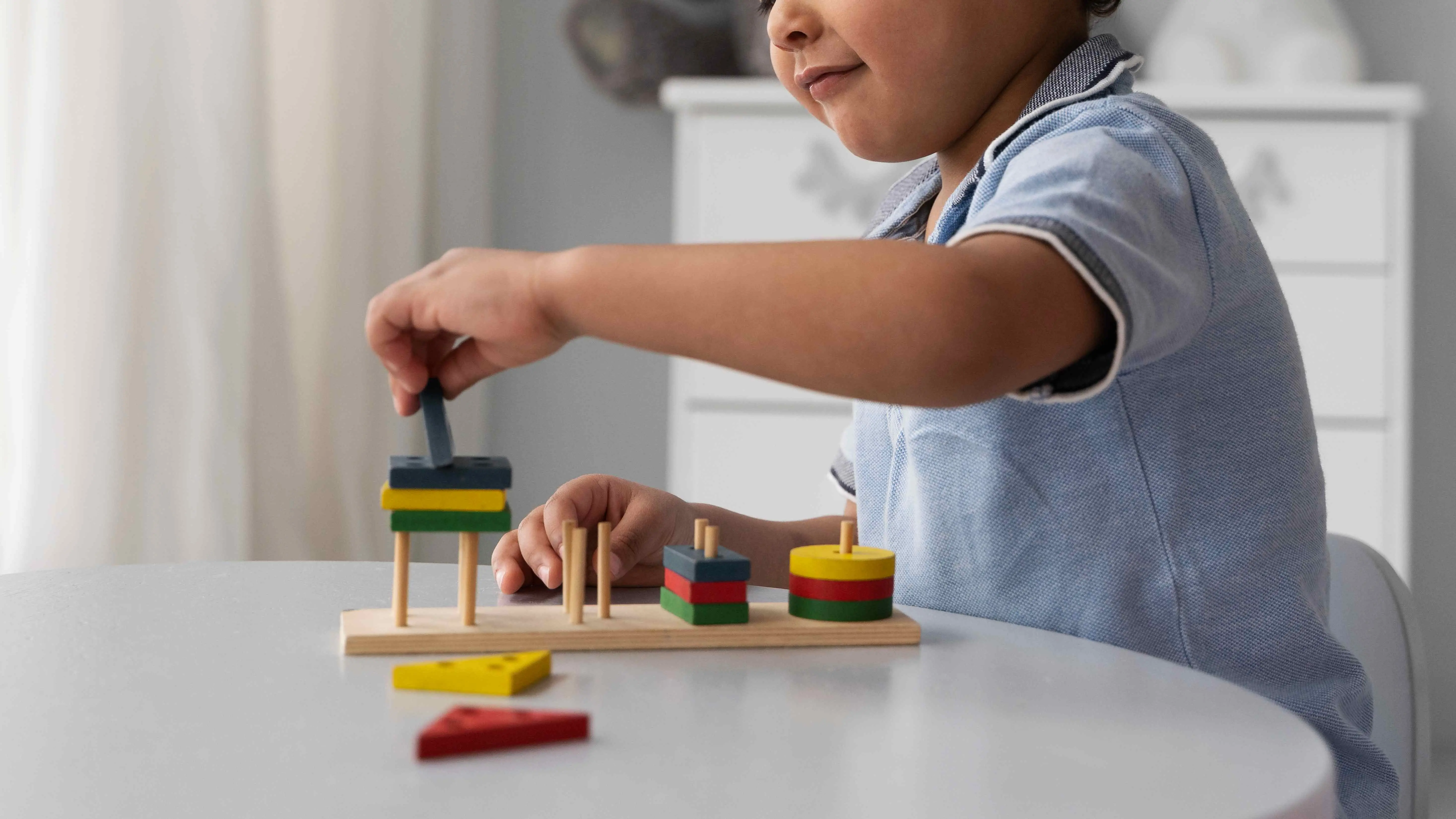 Criança brinca com peças de montar