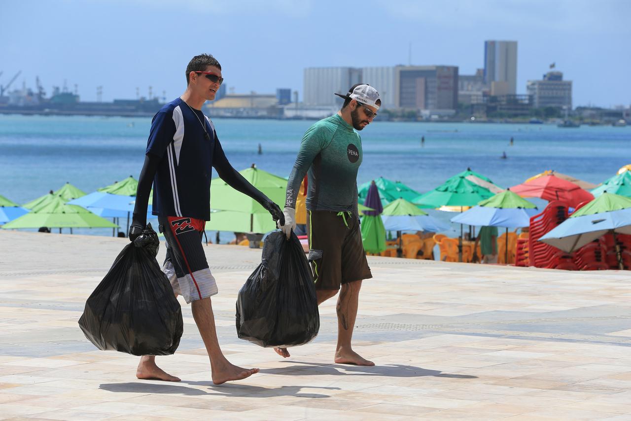 Recolhimento de lixo no mar